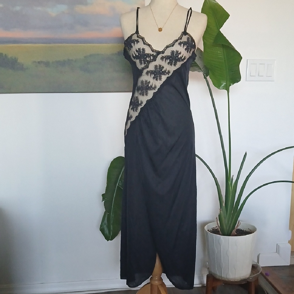 La Tendresse Vintage 80s Black Slip With Peekaboo Lace